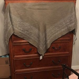 NWT Patterned triangular scarf